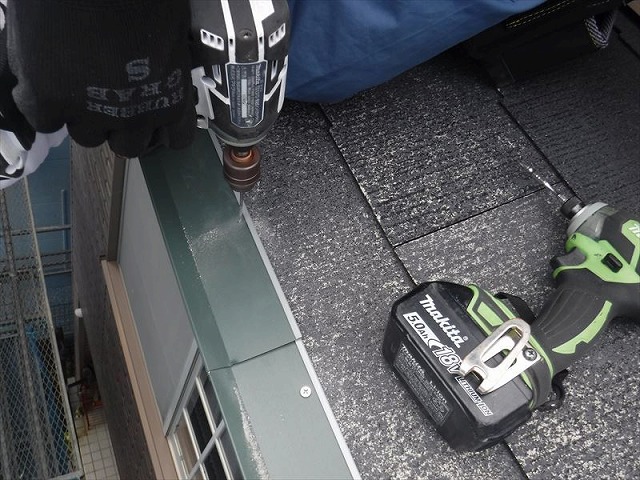 役物をビスで固定